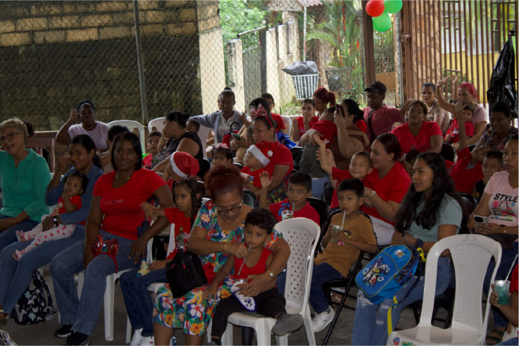 Regalando Sonrisas: un encuentro navideño con la niñez colonense​ 3